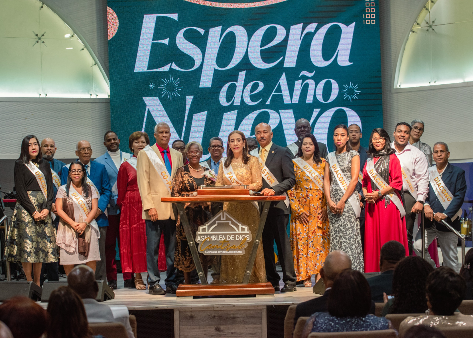 Escenario del templo de Asamblea de Dios Central listo para el culto