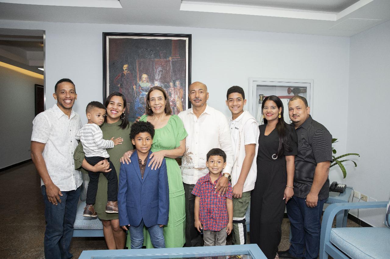 Familia pastoral de Asamblea de Dios Central reunida